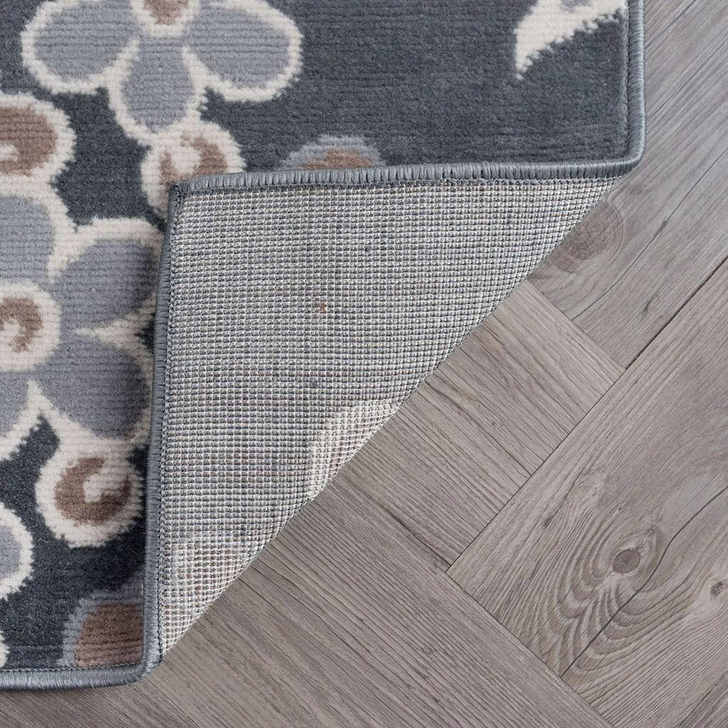 5' x 7' Gray and Cream Polypropylene Indoor Area Rug O793